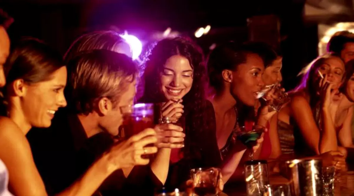 Ce au descoperit cercetătorii despre alcool. Acum e mult mai clar de ce beau oamenii