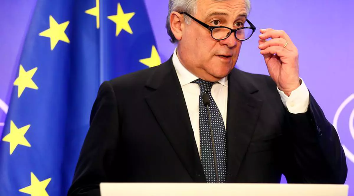 Antonio Tajani, despre respingerea acordului pentru Brexit. Antonio Tajani, președintele PE, în timpul unui discurs. Are steagul UE în spate și duce mâna stângă la ochelari