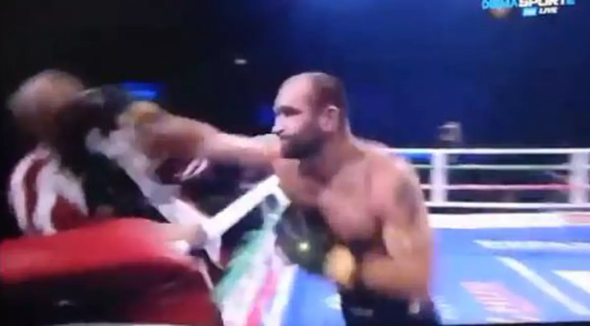 Un boxer și-a luat la pumni antrenorul în ring