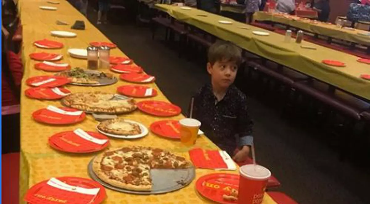 FOTO | Un copil și-a invitat toți colegii de clasă la ziua lui de naștere, însă nimeni nu a venit. Imaginea sfâșietoare cu micuțul așteptându-și prietenii a devenit virală