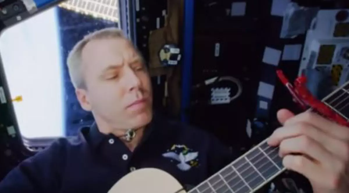 Un astronaut a înregistrat o melodie în timp ce era în spaţiu
