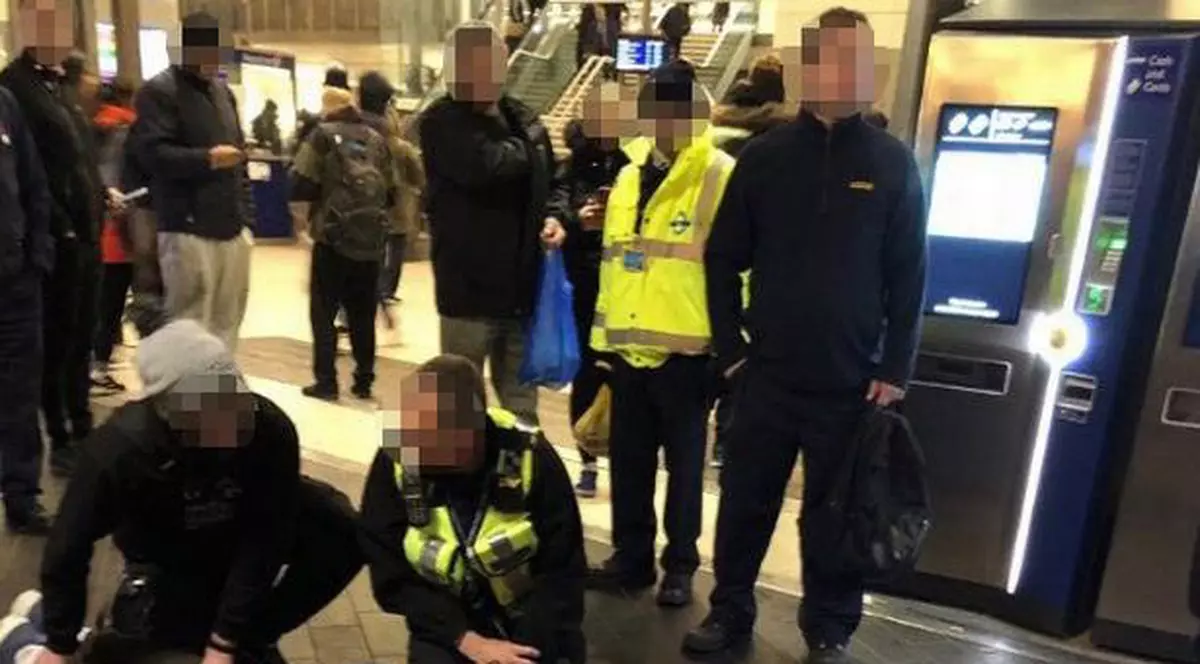 Români eroi la Londra după ce au imobilizat un bărbat care a atacat oamenii