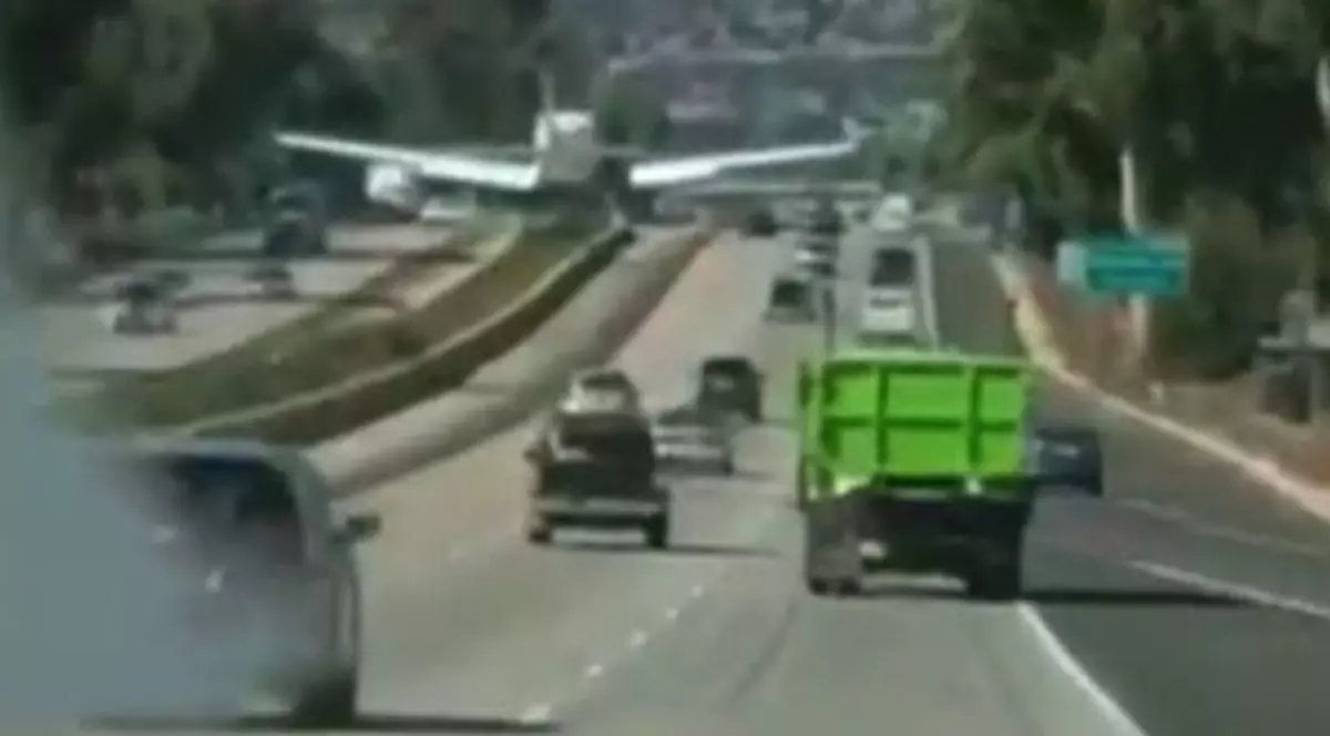 un avion aterizează pe autostradă