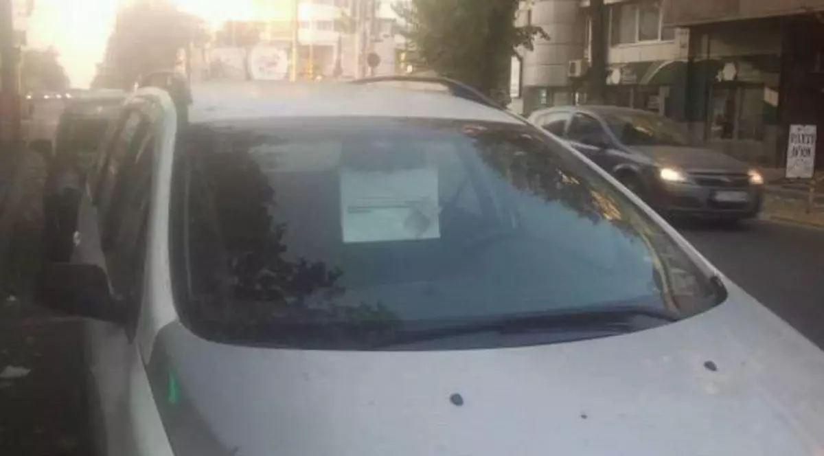 A vrut să plătească parcarea și n-a avut cum! A găsit o metodă originală de a atrage atenția: "Dacă mă amendezi, o faci cu rea-voință"