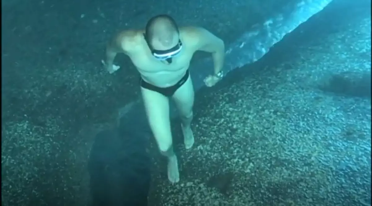 Iluzia optica cu barbatul care merge sub apa
