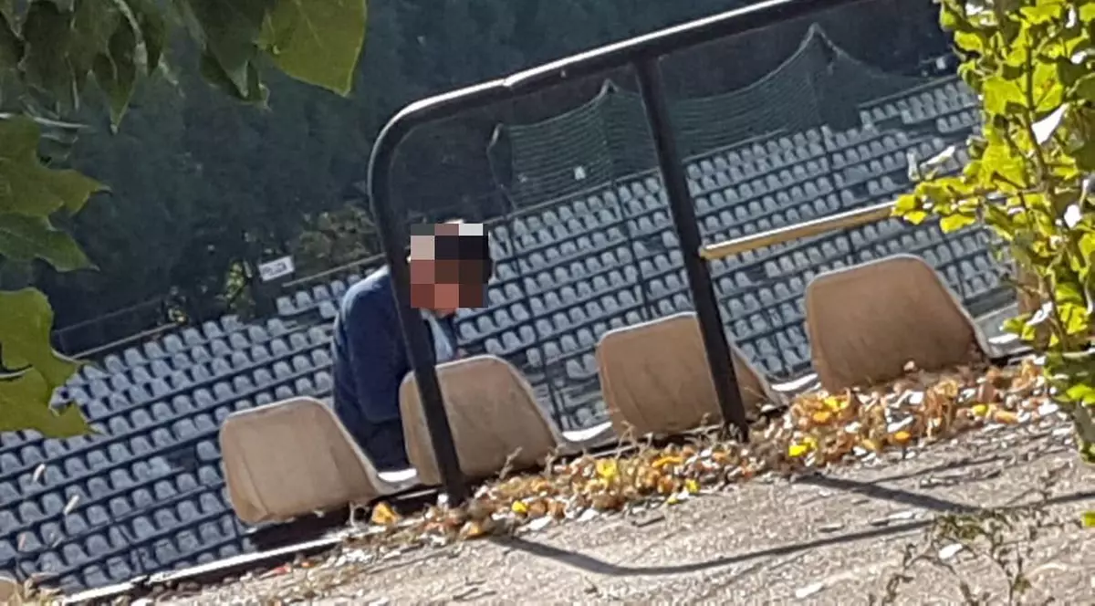 Imagini șocante pe un stadion din România. Un bărbat a fost surprins de reporterul GSP când se droga!