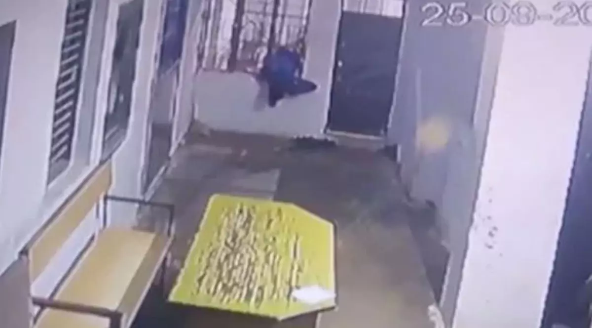 un infractor cu talia subțire evadează din arest
