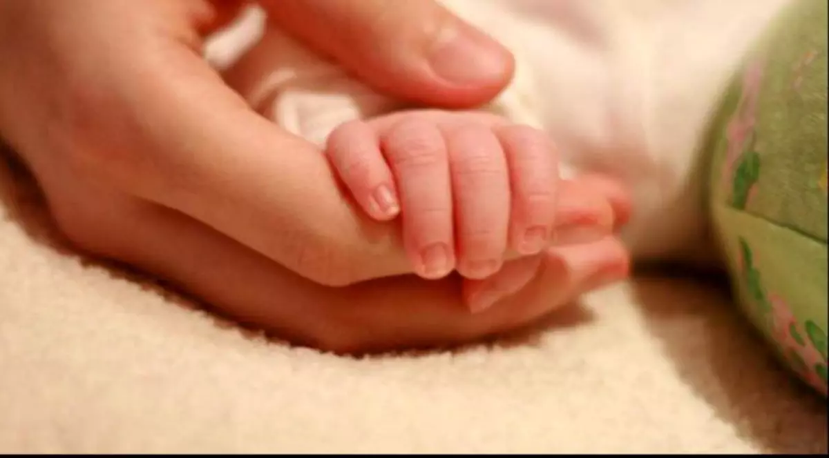 Trei copii născuți la Maternitatea Giulești mai sunt internați la Spitalul „Grigore Alexandrescu” cu posibilă infecție cu stafilococ auriu; la un bebeluș a fost deja confirmată prezența bacteriei