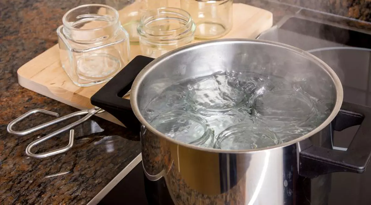 O minoră din Vrancea a furat borcanul cu bani al iubitului. Borcane goale, lângă o oală