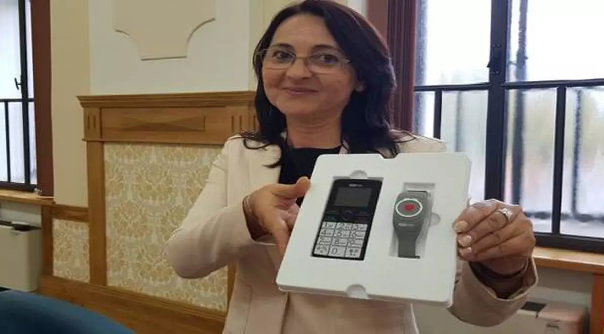 Bătrânii din Timișoara au ceas cu buton de panică. Cum funcționează proiectul Primăriei