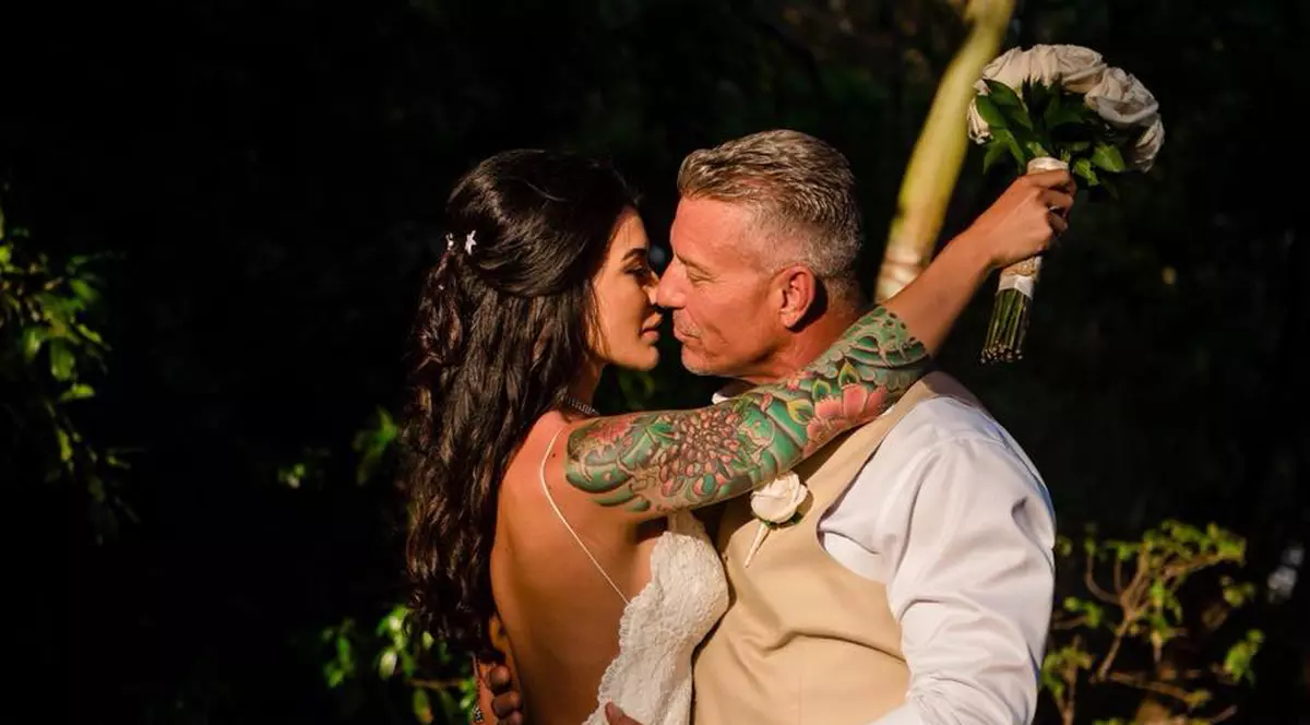 S-a măritat cu tatăl celei mai bune prietene. Acum, cei trei pleacă împreună în vacanță!