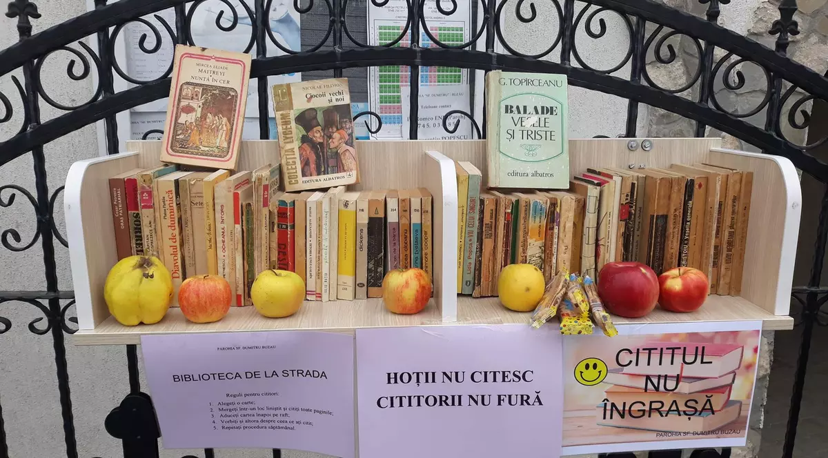 Biblioteca din fața bisericii, amenajată de un preot din Buzău