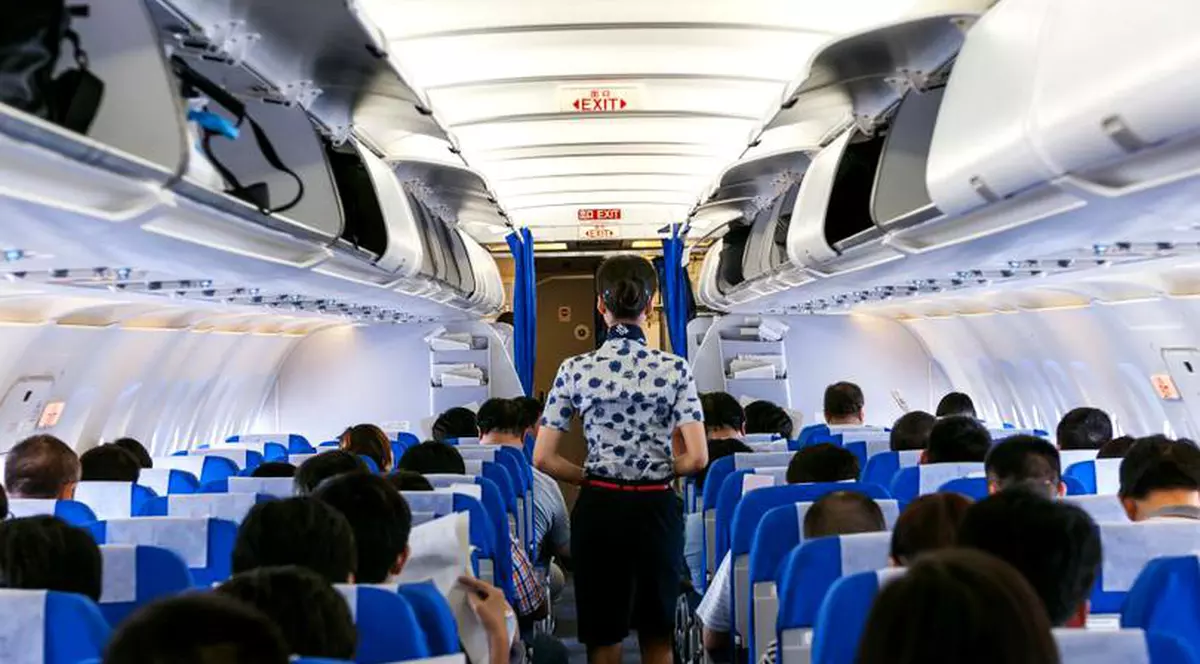 Decizie fără precedent a unei instanțe din România! Cum a ajuns o româncă să primească daune morale de 10.000 de euro din cauza unei stewardese