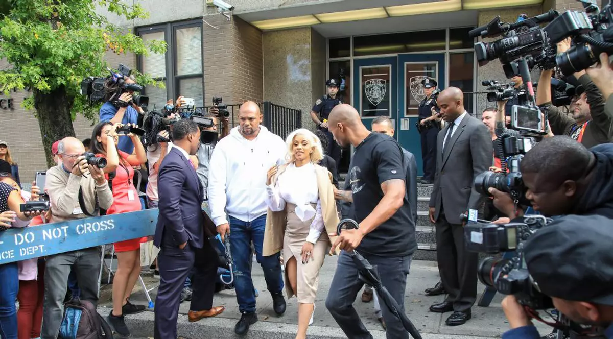 FOTO/ O cunoscută cântăreață din SUA s-a predat la poliție, după ce s-a luat la bătaie într-un club de striptease din New York