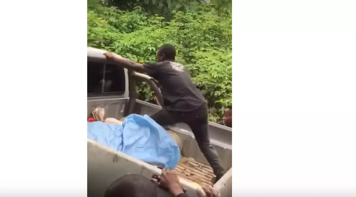 VIDEO | Momentul în care un bărbat încearcă să împingă o camionetă... suit în portbagaj