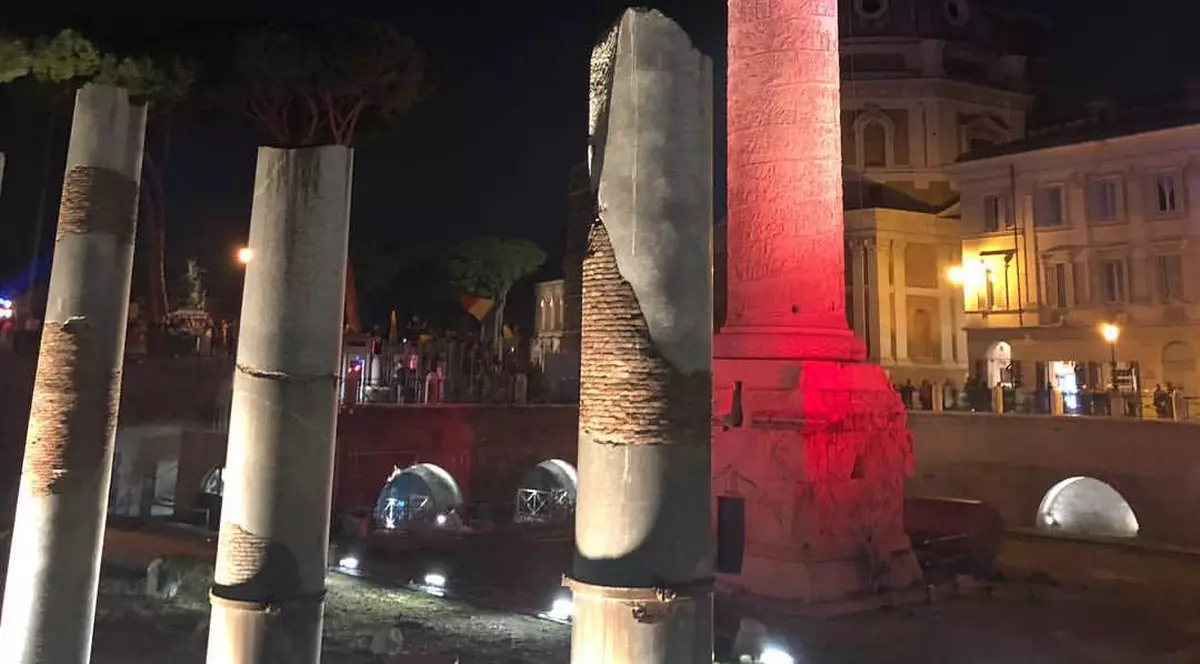 Columna lui Traian, iluminată în culorile drapelului României