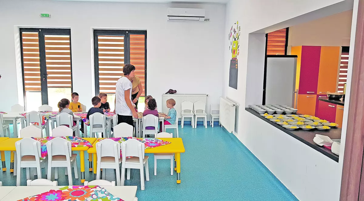 Copii de la Grădinița din Universitatea Politehnica din București, alături de educatoare