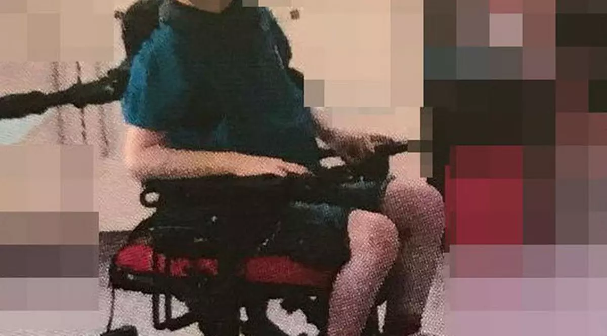 Băiat cu autism legat la școală cu curele de scaun