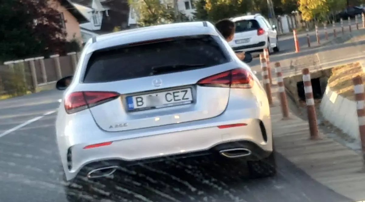 Copil filmat pe geamul mașinii, în Prahova. Putea fi rănit oricând |VIDEO