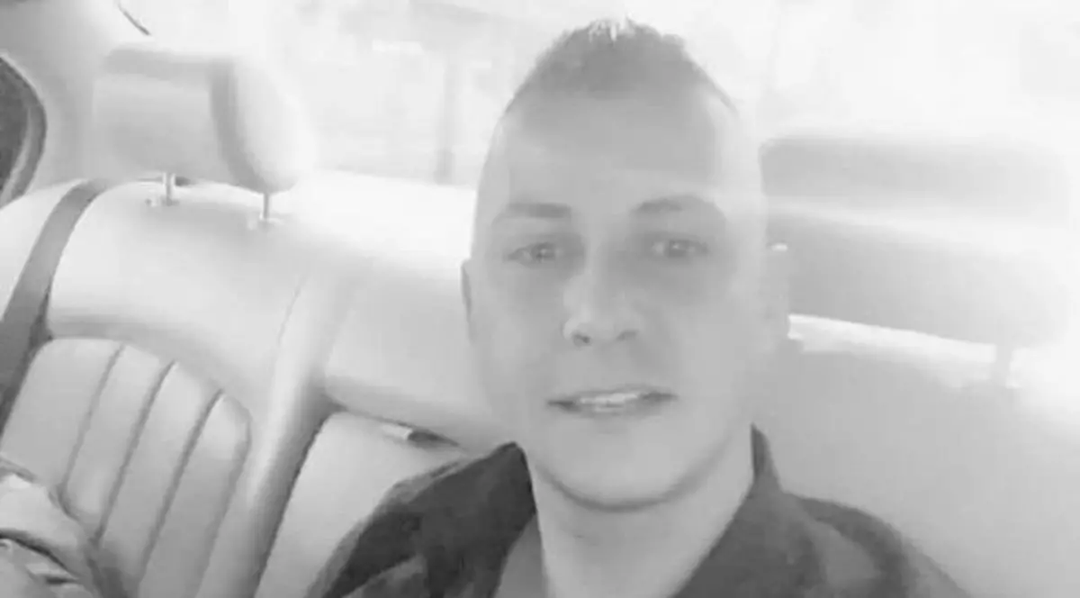 Românul devenit celebru după o partidă de sex oral transmisă pe facebook a murit în Marea Britanie