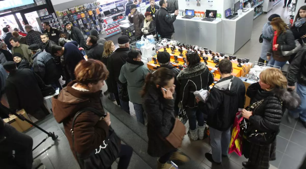 Suntem mai săraci decât vecinii bulgari și unguri, dar mai fițoși! Românii își „sparg” agoniseala pe cele mai scumpe electronice. Cea mai mare comandă online: 13.000 de euro!