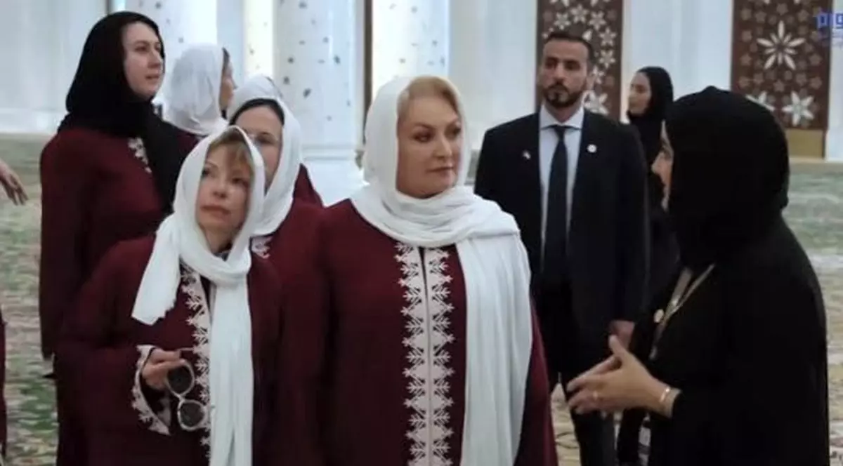 Premierul Viorica Dăncila și-a pus văl islamic atunci când a vizitat o moschee. Imagini inedite
