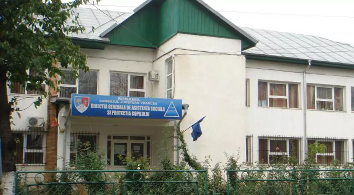 O fetiță de cinci ani a fost bătută cu bestialitate de o rudă care o avea în grijă, în Vrancea. Cum arată copilul