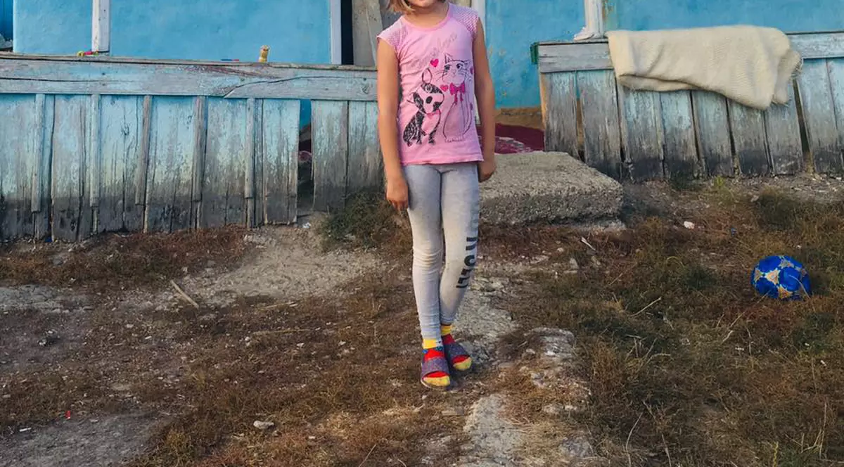 Drama fetiței din Iași care are grijă de părinții ei grav bolnavi