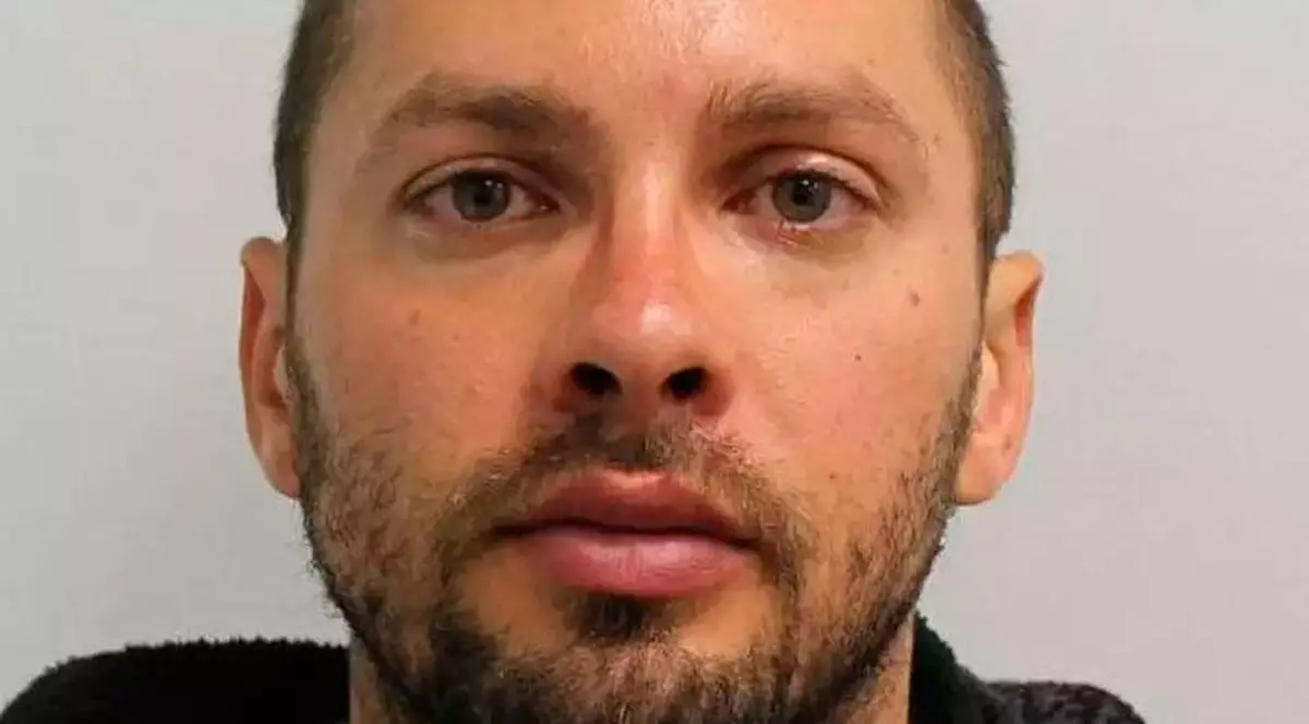 S-a dat femeie pe Tinder pentru a face sex cu bărbați