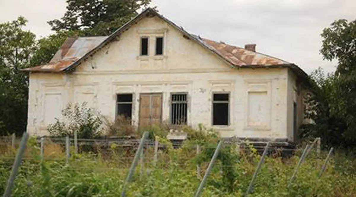 FOTO/ Una din clădirile-simbol ale României stă să se prăbușească! Cum vor autoritățile să salveze conacul în care a trăit Duiliu Zamfirescu