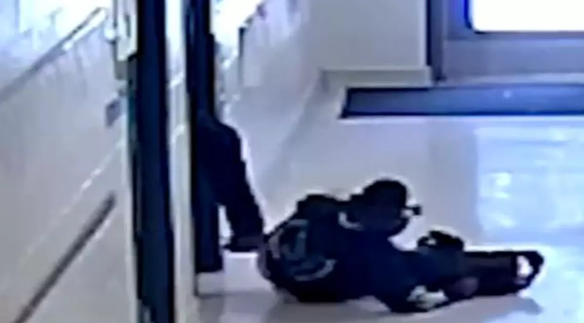 O profesoară a fost filmată în timp ce lovea un elev