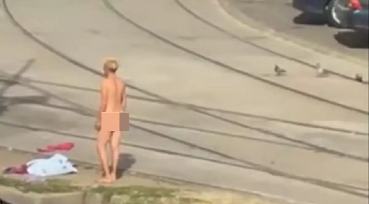 s-a dezbrăcat în pielea goală în mijlocul unei intersecții din Timișoara