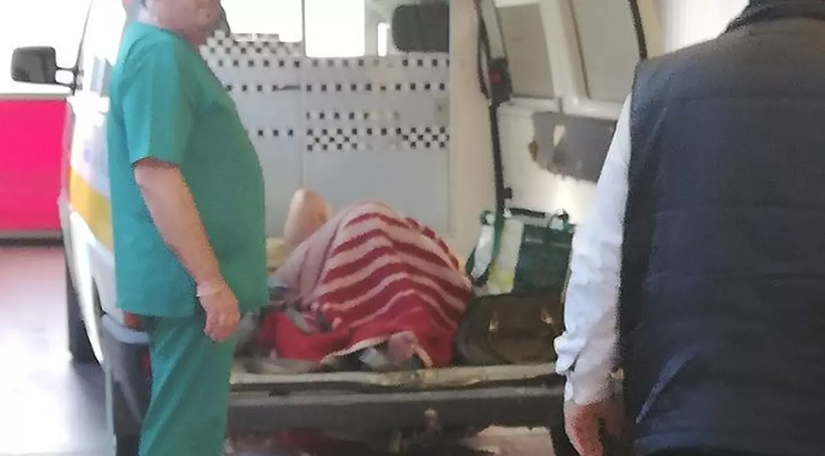 Femeie, legată în chingi și transportată fără targă la Spitalul Județean Alba