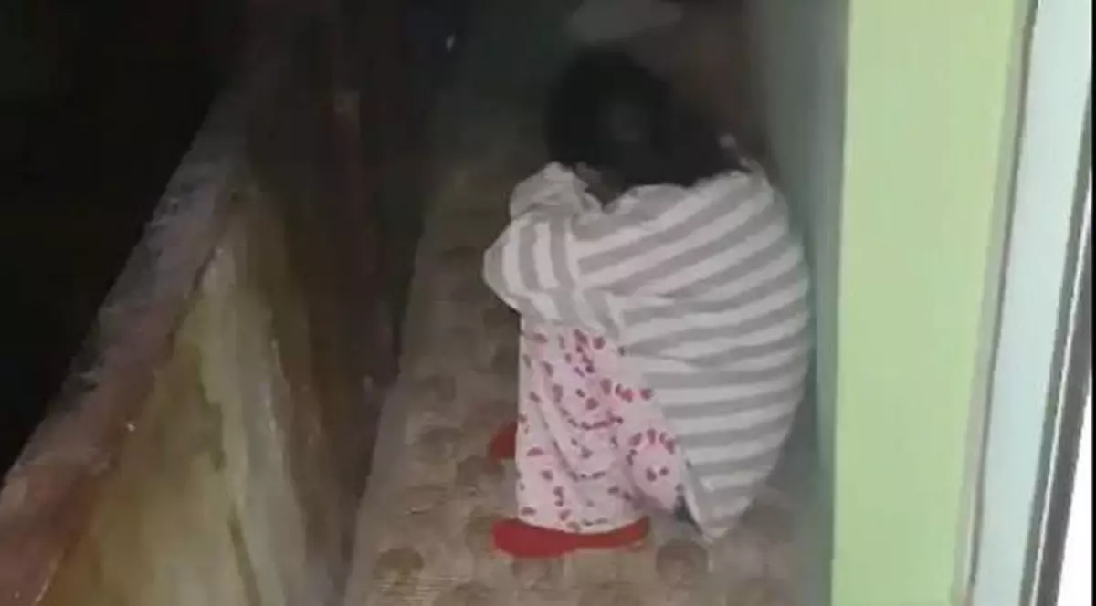 Femeia bătută și sechestrată de concubin, forțată să jure că nu l-a înșelat! Umilințele au fost filmate / VIDEO