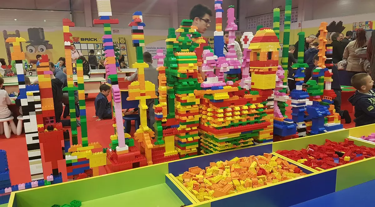 S-a deschis „Invazia giganților”, cea mai mare expoziție LEGO din Europa