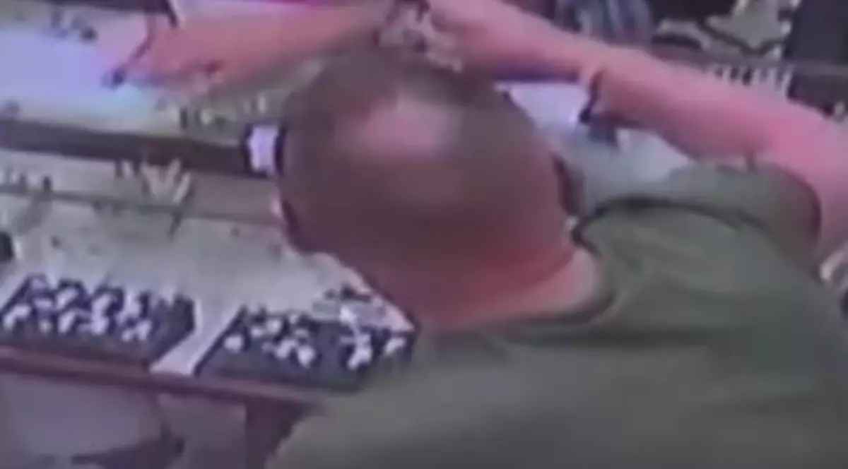 Ce a pățit un turist după ce a înghițit un inel cu diamante