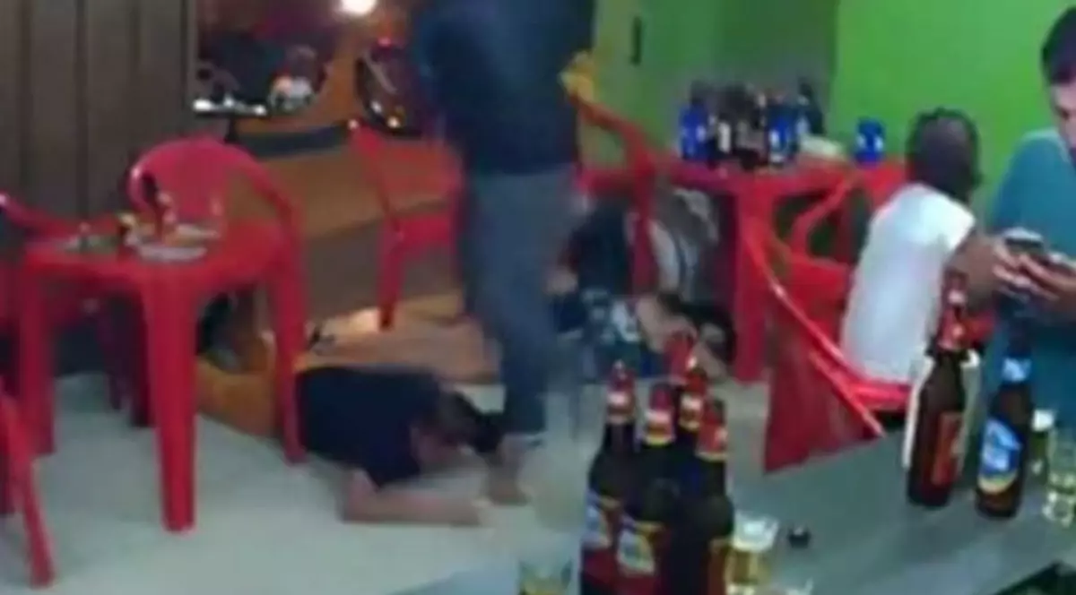 Dependent de telefonul mobil, n-a văzut jaful petrecut sub ochii lui într-un bar