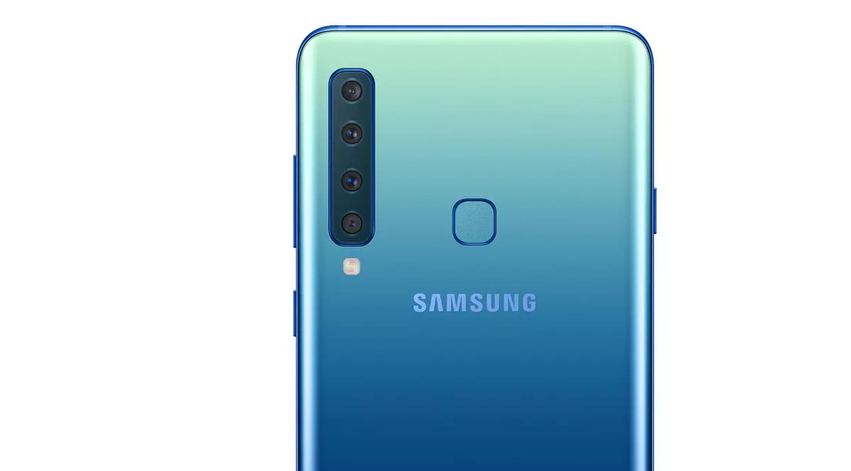 Samsung a lansat primul telefon cu patru camere din lume în partea din spate. Samsung Galaxy A9 albastru