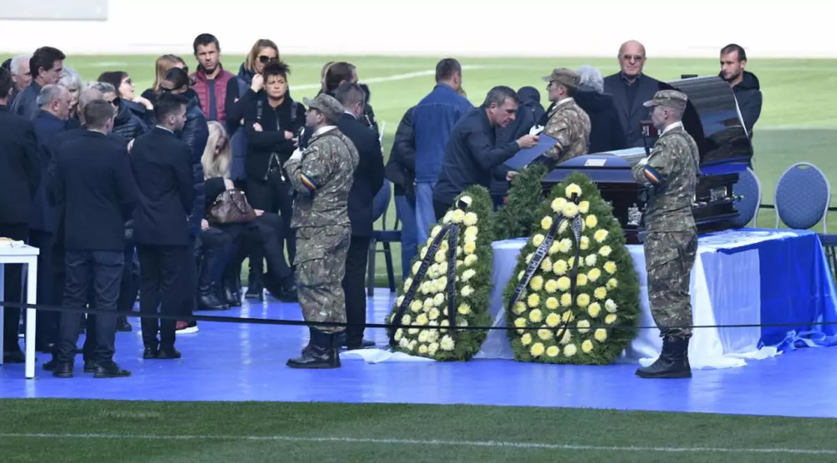 FOTO/ Gestul emoționant făcut de Gică Hagi la căpătâiul lui Ilie Balaci