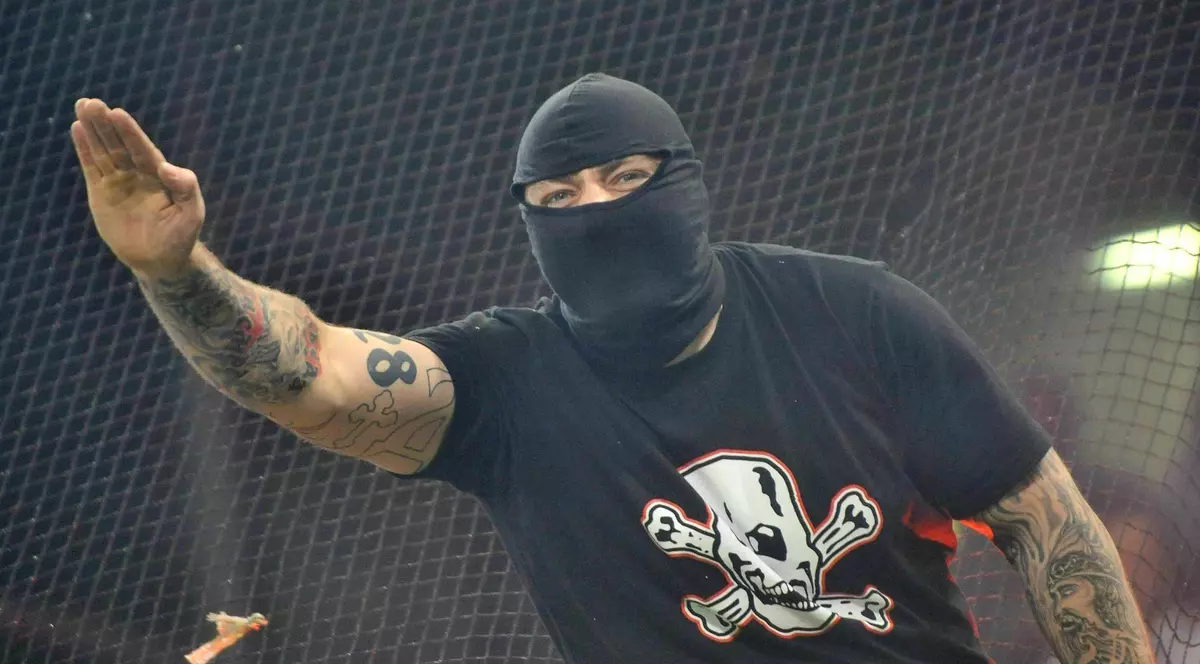 Alarmă! Huliganul Ivan cel Groaznic vine la România - Serbia. A declanșat infernul la Genoa, a intrat pe teren la Serbia - Albania, e căutat de poliție!