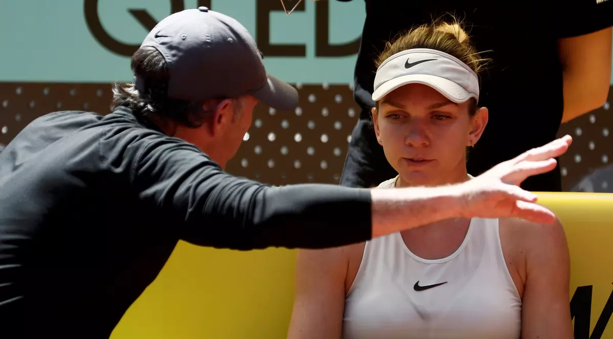 Simona Halep a plâns când a revăzut finala de le Roland Garros. Antrenorul Darren Cahill îi dă indicații Simonei Halep, în timpul unui meci de tenis