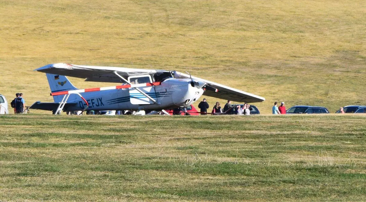 Un avion Cessna s-a prăbuşit peste oameni, în Germania. Avionul Cessna, care s-a prăbușit în Germania și ucigând doi adulți și un copil