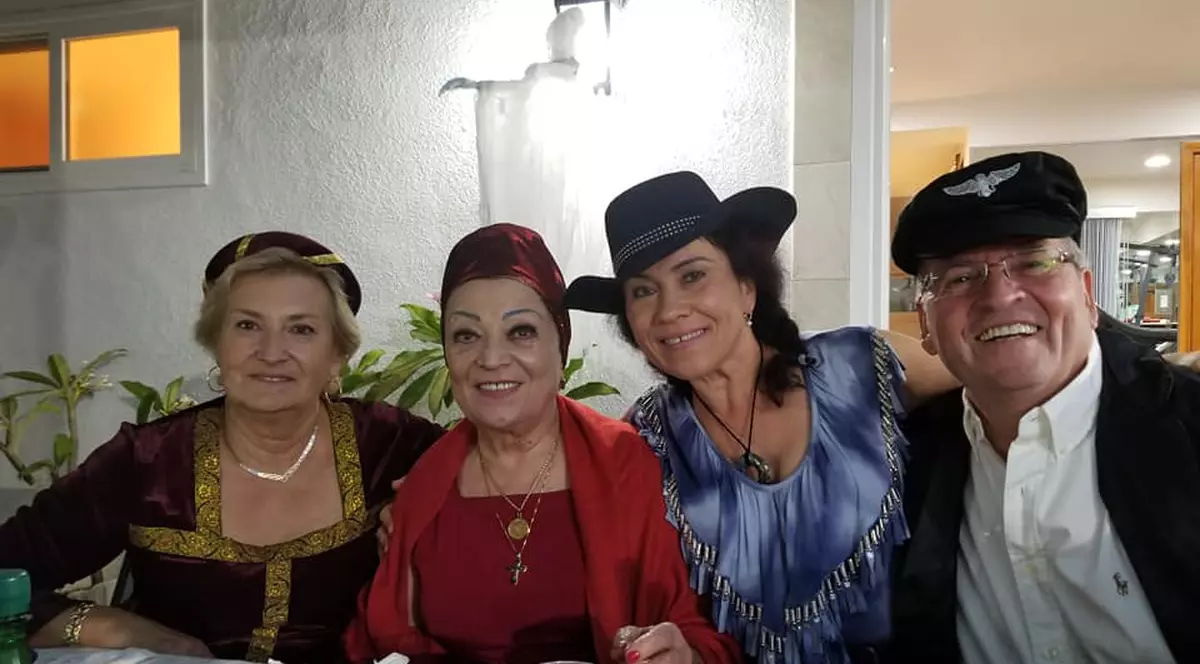 La 81 de ani, Maria Ciobanu a fost la colindat de Halloween. Cântăreața e stabilită de ani buni în America