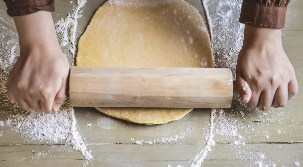 Harta pâinii din România. Aluat întins cu sucitorul