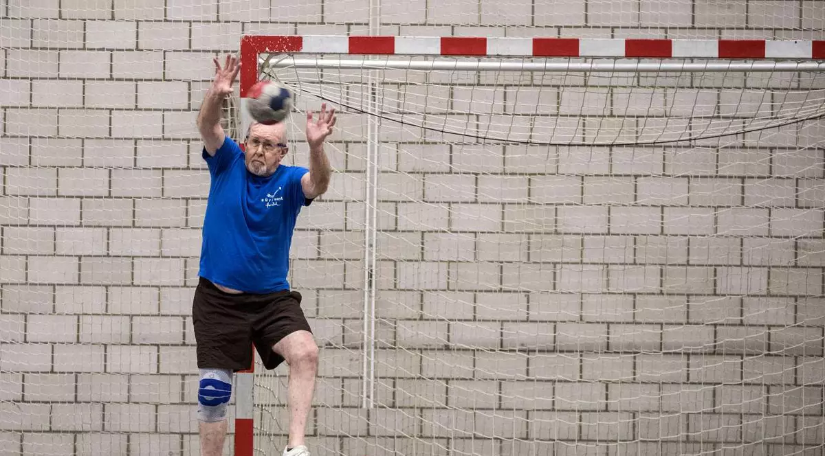 Povestea lui Heinz Hofmann, handbalistul de 80 de ani cu un ochi de sticlă | VIDEO