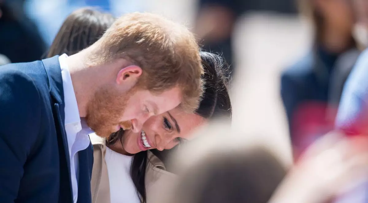 În prima sa apariție publică de după anunțarea sarcinii, ducesa de Sussex a arătat impecabil la brațul prințului Harry. Cuplul regal se află în turneul de 16 zile în regiunea Pacificului.