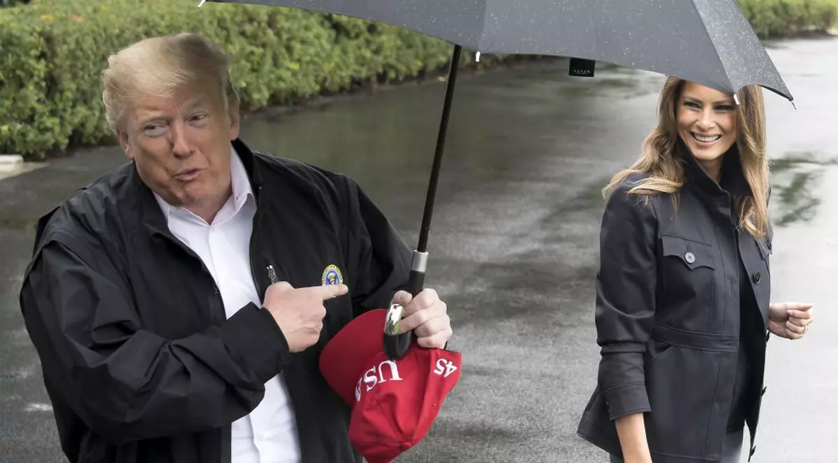Gafă marca Donald Trump. Președintele american și-a lăsat soția în ploaie, fără umbrelă! (FOTO)