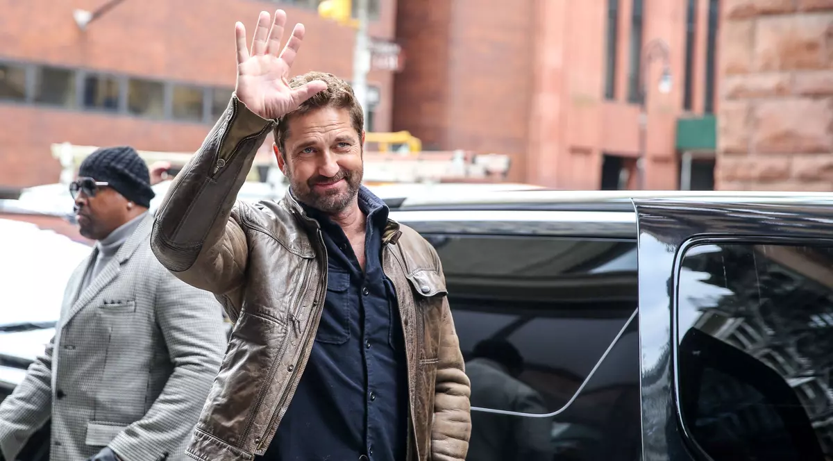 Gerard Butler, asaltat de fani. Cum a reacționat fostul iubit al Mădălinei Ghenea