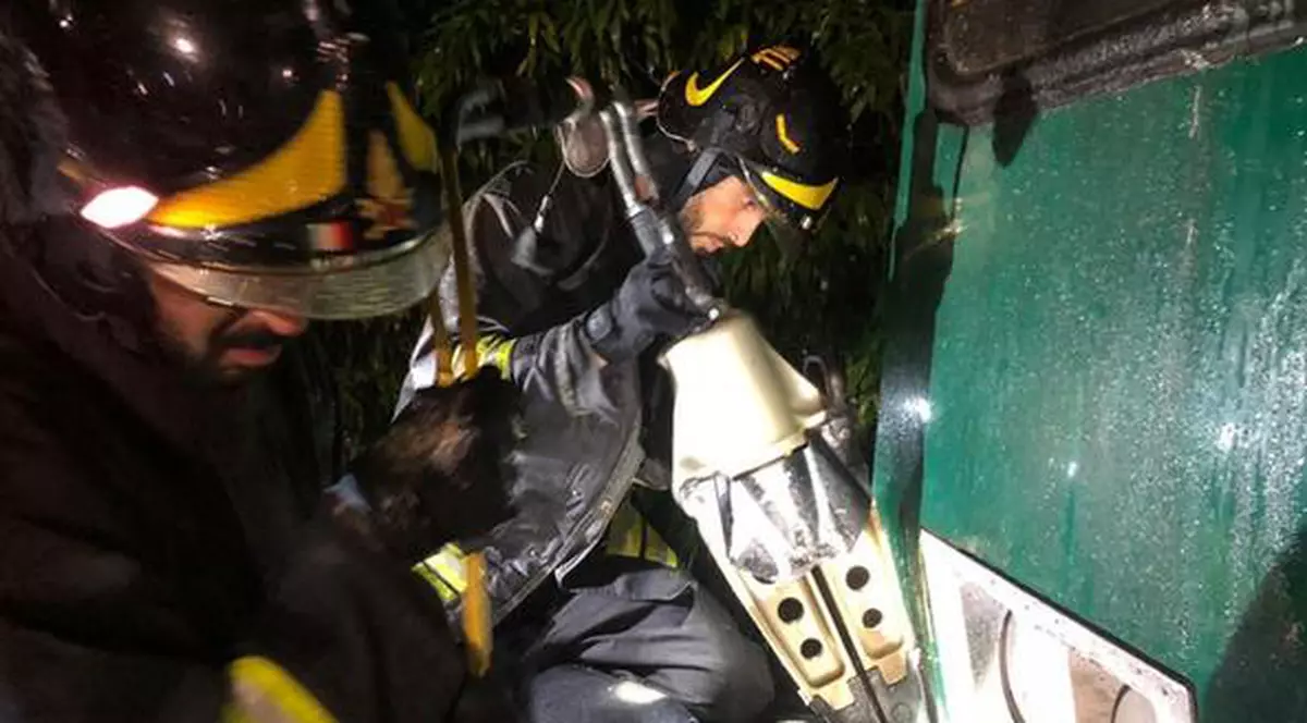 Mașina unui român, lovită în plin de un tren în Italia