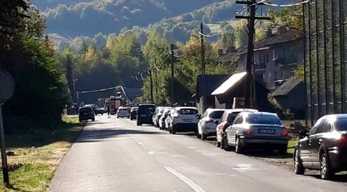 Un bărbat a murit în staţia de autobuz, strivit de o maşină. Autoturismul a fost aruncat peste el, de un stîlp de lemn dărâmat de un şofer beat
